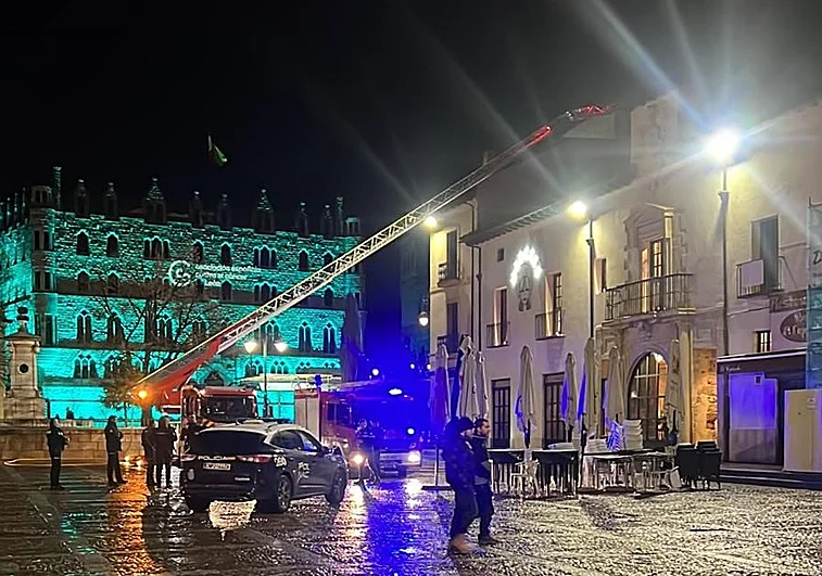 Incendio nocturno en un restaurante del centro de León activa a los bomberos