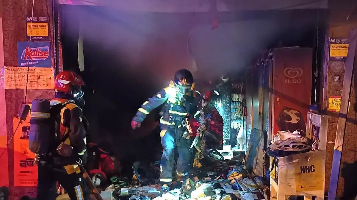 Un incendio afecta por completo a un local comercial en Los Cristianos y obliga a evacuar a vecinos en Arona. Intervención nocturna de bomberos y policías