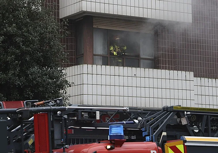 Incendio en vivienda de Gijón deja dos heridos tras originarse en la cocina de un piso residencial. Emergencia en la avenida Torcuato Fernández Miranda