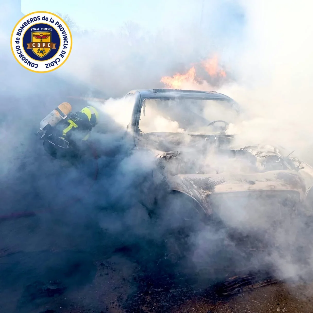 Aparatoso incendio de vehículo en el Callejón del Águila de Chiclana moviliza a bomberos y policía. Emergencia matinal