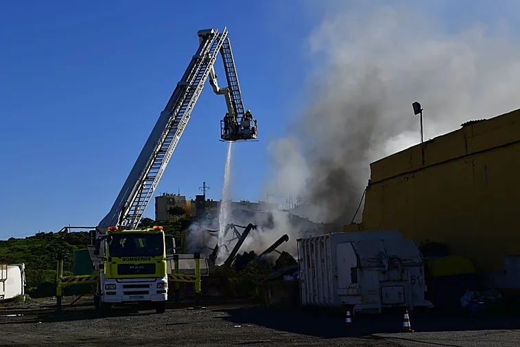 Colapso estructural tras un incendio industrial en Telde: análisis técnico, riesgos y prevención. Evaluación inicial del incendio