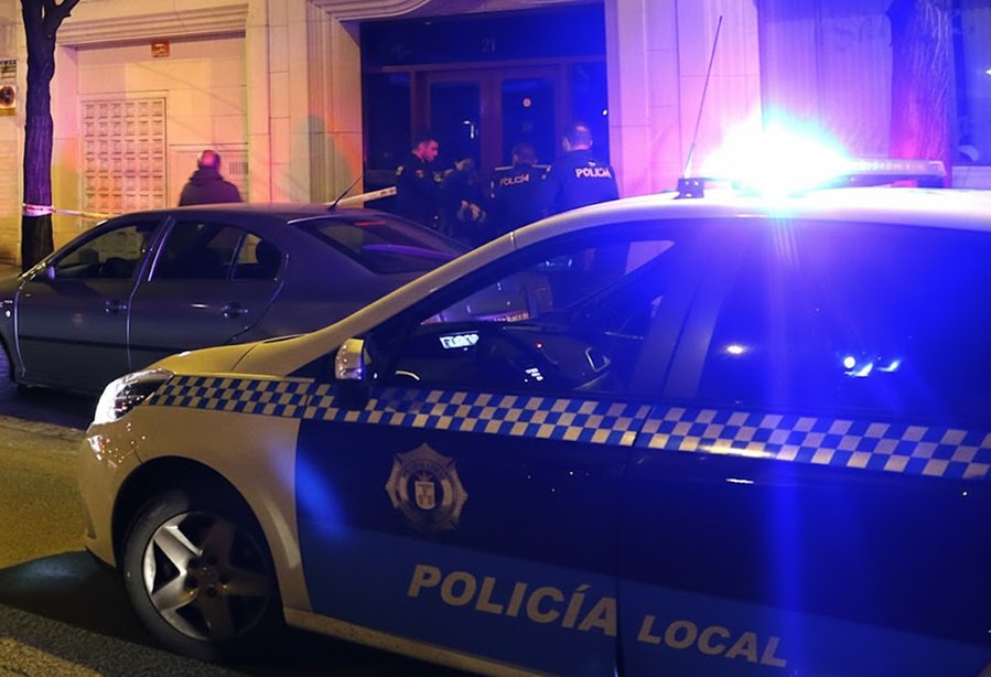 Incendio nocturno en una vivienda de la calle Granada: intervención coordinada y atención sanitaria por inhalación de humo. Respuesta inmediata ante un incidente doméstico en Albacete.