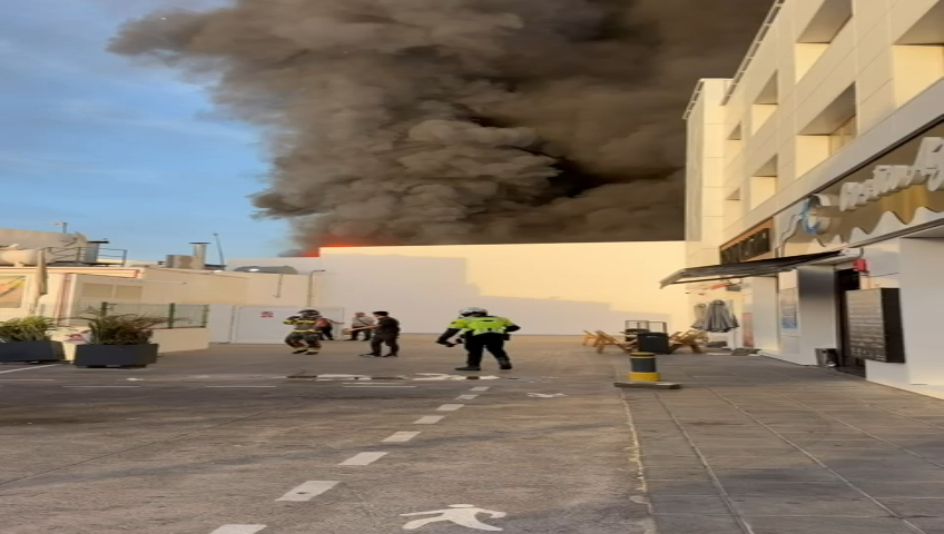 Incendio industrial en Arrecife genera alarma y activa un amplio operativo de emergencia. Columna de humo, desalojos preventivos