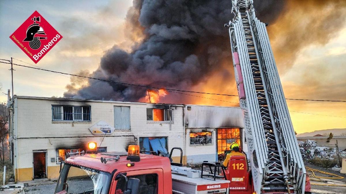 Incendio industrial en Biar: operativo intensivo para sofocar las llamas en una nave abandonada. Incendio activo en la calle Maisonnave
