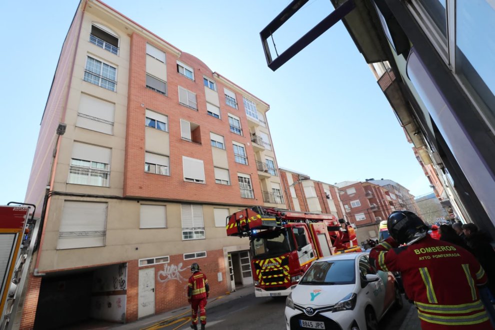 Susto en Ponferrada: una campana extractora arde y el humo se propaga por todo el edificio. Intervención urgente