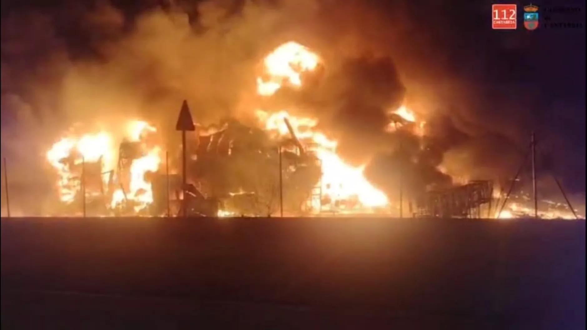 Grave incendio nocturno destruye una nave industrial en Cantabria tras el colapso de su cubierta. Emergencia industrial