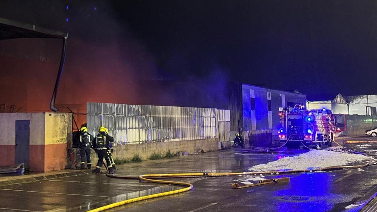 Incendio industrial en Benicarló: una nave del polígono El Collet queda gravemente afectada por las llamas. Emergencia nocturna