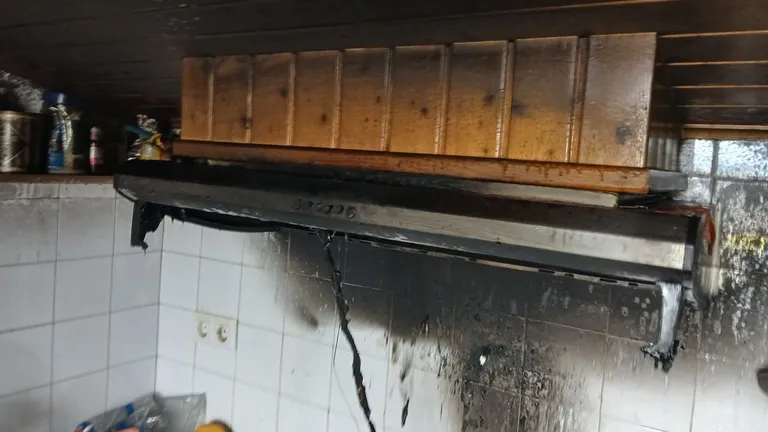 Incendio en una vivienda de la Rúa Cobo obliga a la intervención de emergencias en Oleiros. Intervención rápida tras un incendio doméstico