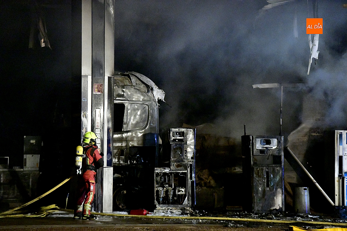 Valdecarpinteros: Arde un camión en la estación de servicio de El Salto. Incendio en la N-620 moviliza un amplio operativo de emergencias en Valdecarpinteros.