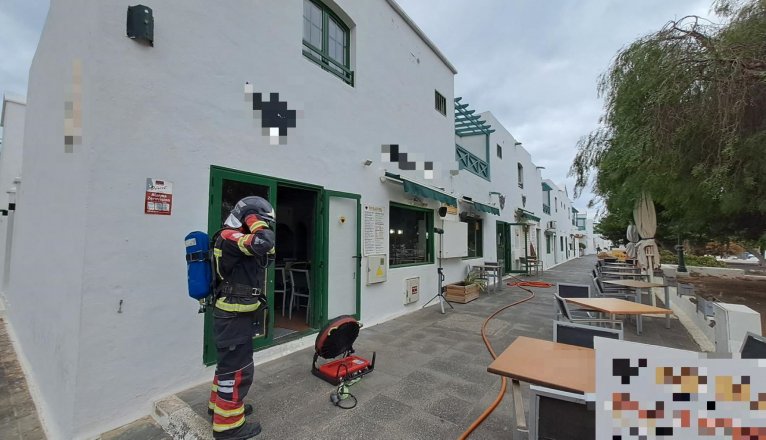 Desalojo en el Pueblo Marinero por un incendio en un restaurante de Costa Teguise. Intervención urgente tras un fuego